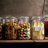 Seine Beute – Farnsprossen, Wildäpfel, Mangoldstiele – wird eingemacht