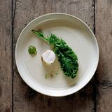 Im Gastraum der Gerstenscheune gibt es Grünkohl aus dem Dampf neben Seeteufel vom Grill