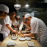 Gerade richtet die Küche Wildforellenrogen in Schälchen aus getrocknetem Schweineblut