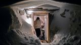 Zwei Türen, Erdwall und Schnee schützen Nilssons Vorräte vor dem Verderben