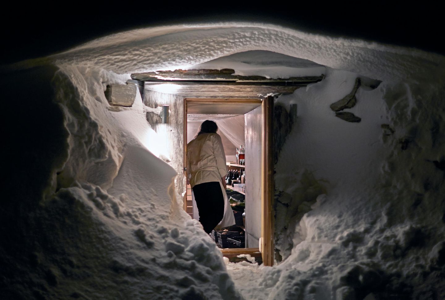 Zwei Türen, Erdwall und Schnee schützen Nilssons Vorräte vor dem Verderben