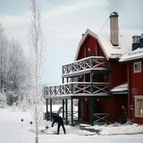 Das Haus bietet auch ein paar Betten. Wer das Glück hat, dort zu nächtigen, lebt allerdings recht spartanisch