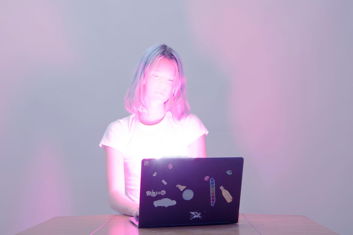Wie frei ist eine Generation, die morgens als erstes auf ihr Smartphone schaut, bevor sie aufsteht? Die Bilder von Arvida Byström regen zum Nachdenken an.
