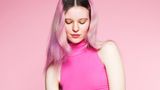 Die schwedische Künstlerin Arvida Byström thematisiert "unbequeme" Themen wie Menstruation oder Schambehaarung bei Frauen und kritisiert dessen Zensur in den sozialen Netzwerken wie Instagram. "Wir brauchen ein Upgrade darin, wie wir Körper betrachten", fordert sie und prangert die gültigen Schönheitsideale an.