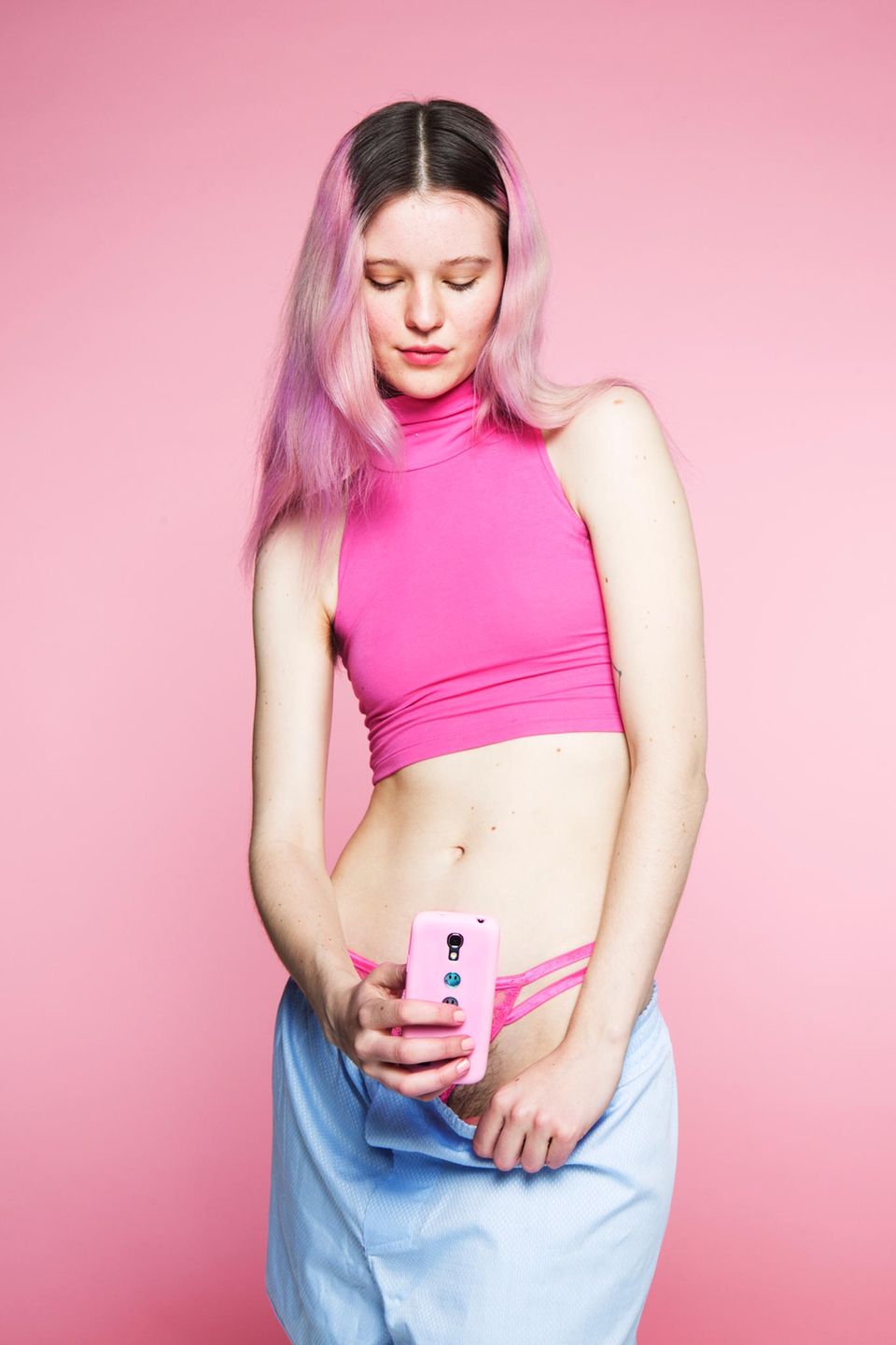 Die schwedische Künstlerin Arvida Byström thematisiert "unbequeme" Themen wie Menstruation oder Schambehaarung bei Frauen und kritisiert dessen Zensur in den sozialen Netzwerken wie Instagram. "Wir brauchen ein Upgrade darin, wie wir Körper betrachten", fordert sie und prangert die gültigen Schönheitsideale an.