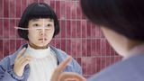 Die Selbstporträts der Japanerin sind surreal und kritisch. Das Bild "Measure" erinnert an den ständigen Druck, den vor allem viele junge Frauen verspüren, immer perfekt auf ihren Selfies in den sozialen Netzwerken auszusehen.