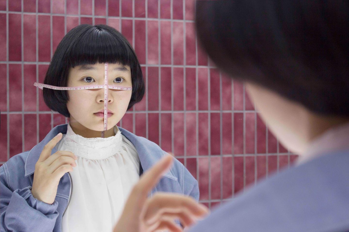 Die Selbstporträts der Japanerin sind surreal und kritisch. Das Bild "Measure" erinnert an den ständigen Druck, den vor allem viele junge Frauen verspüren, immer perfekt auf ihren Selfies in den sozialen Netzwerken auszusehen.