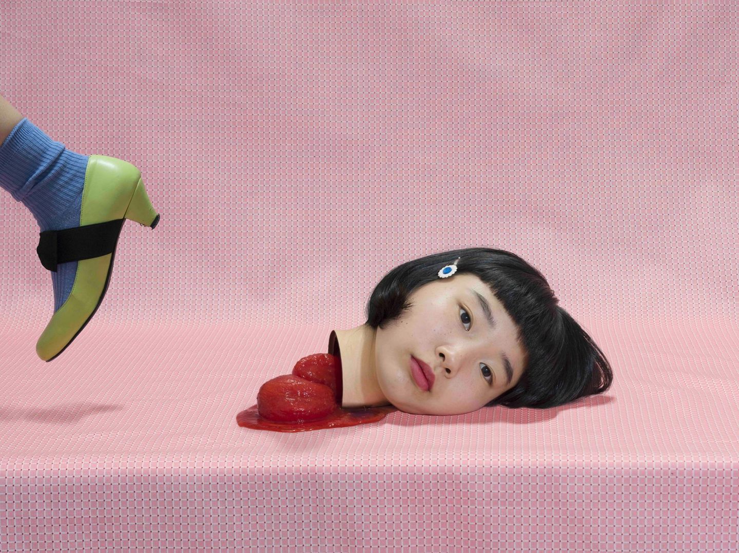 Ausstellung "Virtual Normality": In Japan lieben die Leute Dinge, die "kawaii" (niedlich) sind. Die Pastelloptik der Werke von Fotografin Izumi Miyazaki scheinen auf den ersten Blick perfekt in diese bonbonfarbene Welt zu passen. Doch sieht man genauer hin, wird klar: sie mag es lieber "kowai" (unheimlich). Gekonnt spielt sie mit den Gegensätzen und kritisiert damit die Erwartung an Frauen, immer süß sein zu müssen. In Japan lieben die Leute Dinge, die "kawaii" (niedlich) sind. Die Pastelloptik der Werke von Fotografin Izumi Miyazaki scheinen auf den ersten Blick perfekt in diese bonbonfarbene Welt zu passen. Doch sieht man genauer hin, wird klar: sie mag es lieber "kowai" (unheimlich). Gekonnt spielt sie mit den Gegensätzen und kritisiert damit die Erwartung an Frauen, immer süß sein zu müssen.