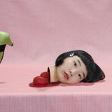 In Japan lieben die Leute Dinge, die "kawaii" (niedlich) sind. Die Pastelloptik der Werke von Fotografin Izumi Miyazaki scheinen auf den ersten Blick perfekt in diese bonbonfarbene Welt zu passen. Doch sieht man genauer hin, wird klar: sie mag es lieber "kowai" (unheimlich). Gekonnt spielt sie mit den Gegensätzen und kritisiert damit die Erwartung an Frauen, immer süß sein zu müssen.