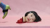 In Japan lieben die Leute Dinge, die "kawaii" (niedlich) sind. Die Pastelloptik der Werke von Fotografin Izumi Miyazaki scheinen auf den ersten Blick perfekt in diese bonbonfarbene Welt zu passen. Doch sieht man genauer hin, wird klar: sie mag es lieber "kowai" (unheimlich). Gekonnt spielt sie mit den Gegensätzen und kritisiert damit die Erwartung an Frauen, immer süß sein zu müssen.