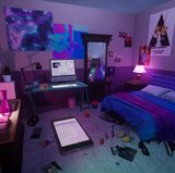 Ein überdimensionales Smartphone liegt auf dem Boden. Ständig macht es "Pling", eine Flut an Push-Nachrichten ploppt auf, so schnell kann man gar nicht lesen. Das Virtual-Reality-Spiel "No ESC" treibt den Stress, den wir uns heutzutage mit der ständigen Erreichbarkeit machen, auf die Spitze und lässt den Betrachter beinahe wahnsinnig werden.