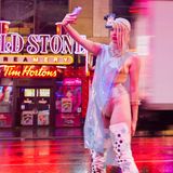 Signe Pierce arbeitet hauptsächlich mit Performances und Installationen, nennt sich selbst eine Realitätskünstlerin. Nichts ist inspirierender als das Leben selbst, findet sie. In ihrem Werk "Metamirrorism" ist die Künstlerin selbst die Protagonistin und trägt einen "Selfiestick für den Kopf".