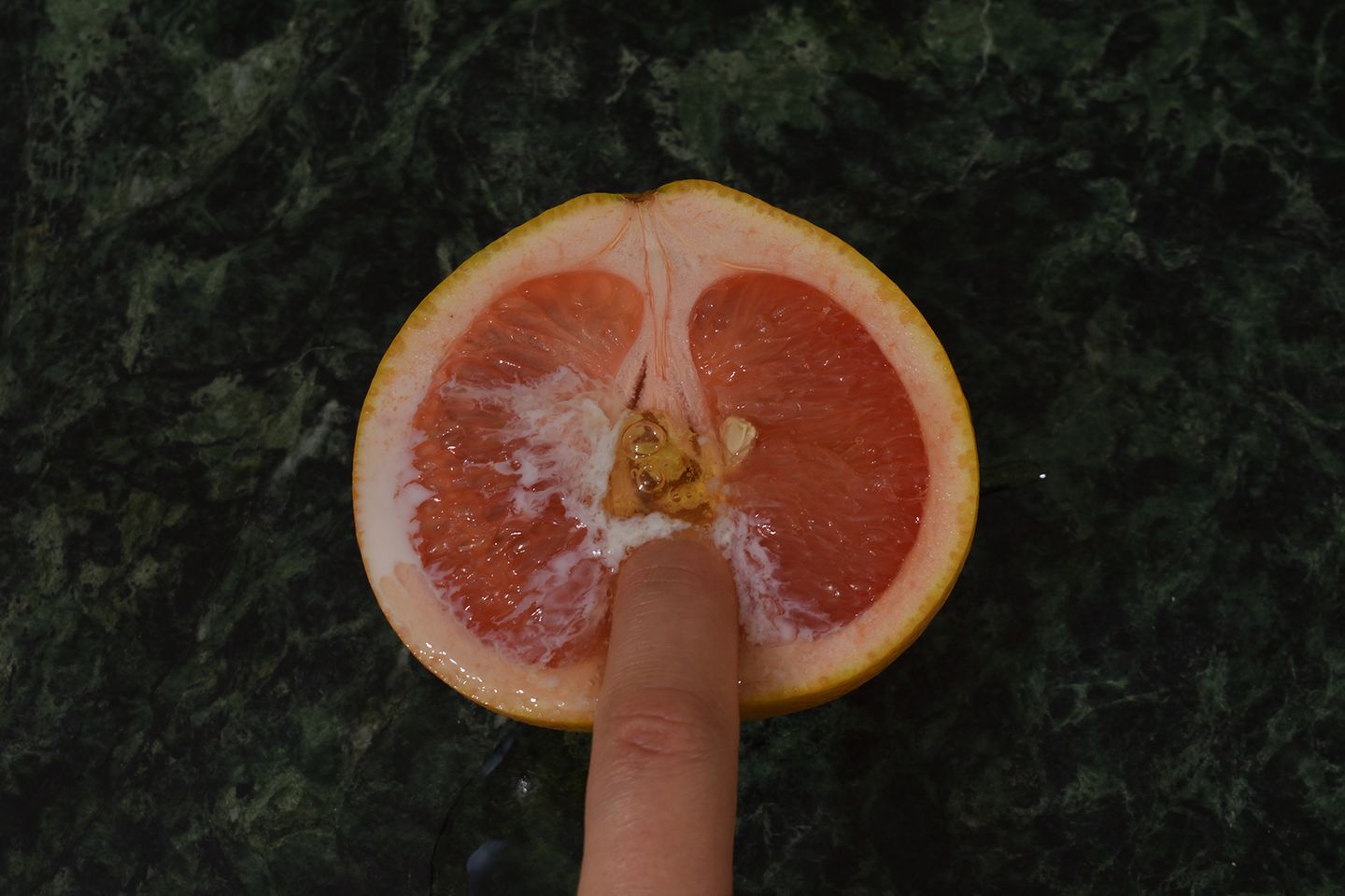 Bei den Werken von Künstlerin Stephanie Sarley kann man das Wort "Food Porn" wörtlich nehmen. In ihren Videos streichelt und penetriert die Amerikanerin Obst so erotisch, dass sie schon von Instagram gelöscht wurden. Dieses Werk von 2017 nennt sie "Grapefruit".