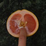 Bei den Werken von Künstlerin Stephanie Sarley kann man das Wort "Food Porn" wörtlich nehmen. In ihren Videos streichelt und penetriert die Amerikanerin Obst so erotisch, dass sie schon von Instagram gelöscht wurden. Dieses Werk von 2017 nennt sie "Grapefruit".