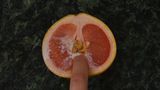 Bei den Werken von Künstlerin Stephanie Sarley kann man das Wort "Food Porn" wörtlich nehmen. In ihren Videos streichelt und penetriert die Amerikanerin Obst so erotisch, dass sie schon von Instagram gelöscht wurden. Dieses Werk von 2017 nennt sie "Grapefruit".