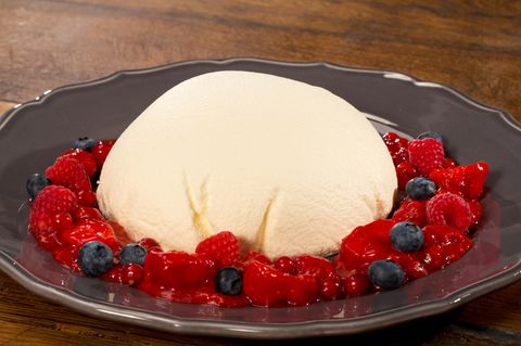 Sommerlicher Nachtisch: Diese Joghurt-Bombe sorgt für fruchtige Geschmacksexplosionen