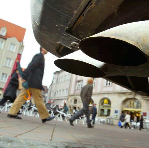 Menschen in einer Fußgängerzone - sind Abgas aus Autos ständig ausgesetzt