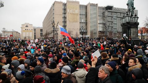 Demonstranten protestieren in Moskau gegen die Putin-Regeierung und fordern ihre Mitbürger zum Wahl-Boykott auf