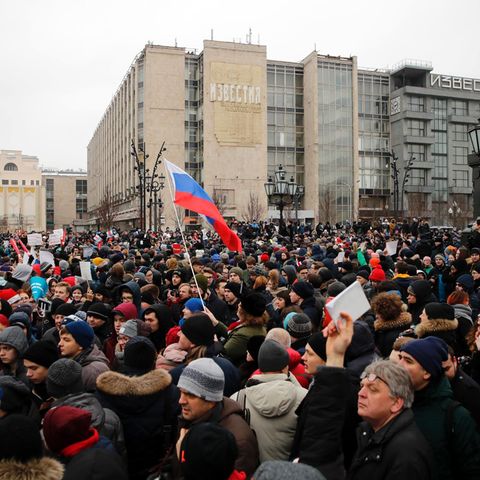 Demonstranten protestieren in Moskau gegen die Putin-Regeierung und fordern ihre Mitbürger zum Wahl-Boykott auf
