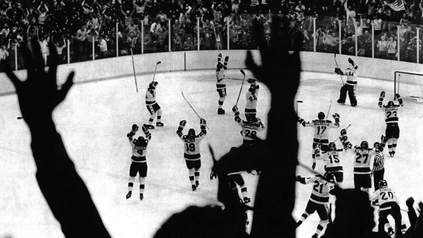 Olympische Winterspiele - historische Aufnahmen 1980 Eishockeyduell USA gegen das Staatsteam der damaligen Sowjetunion