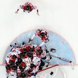 Die kanadischen Eishockeyfrauen jubeln über den Sieg im Finale in Vancouver 2010