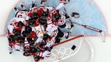 Die kanadischen Eishockeyfrauen jubeln über den Sieg im Finale in Vancouver 2010