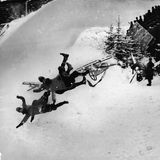 Der italienische Viererbob fliegt 1936 in Garmisch-Partenkirchen aus der Bahn