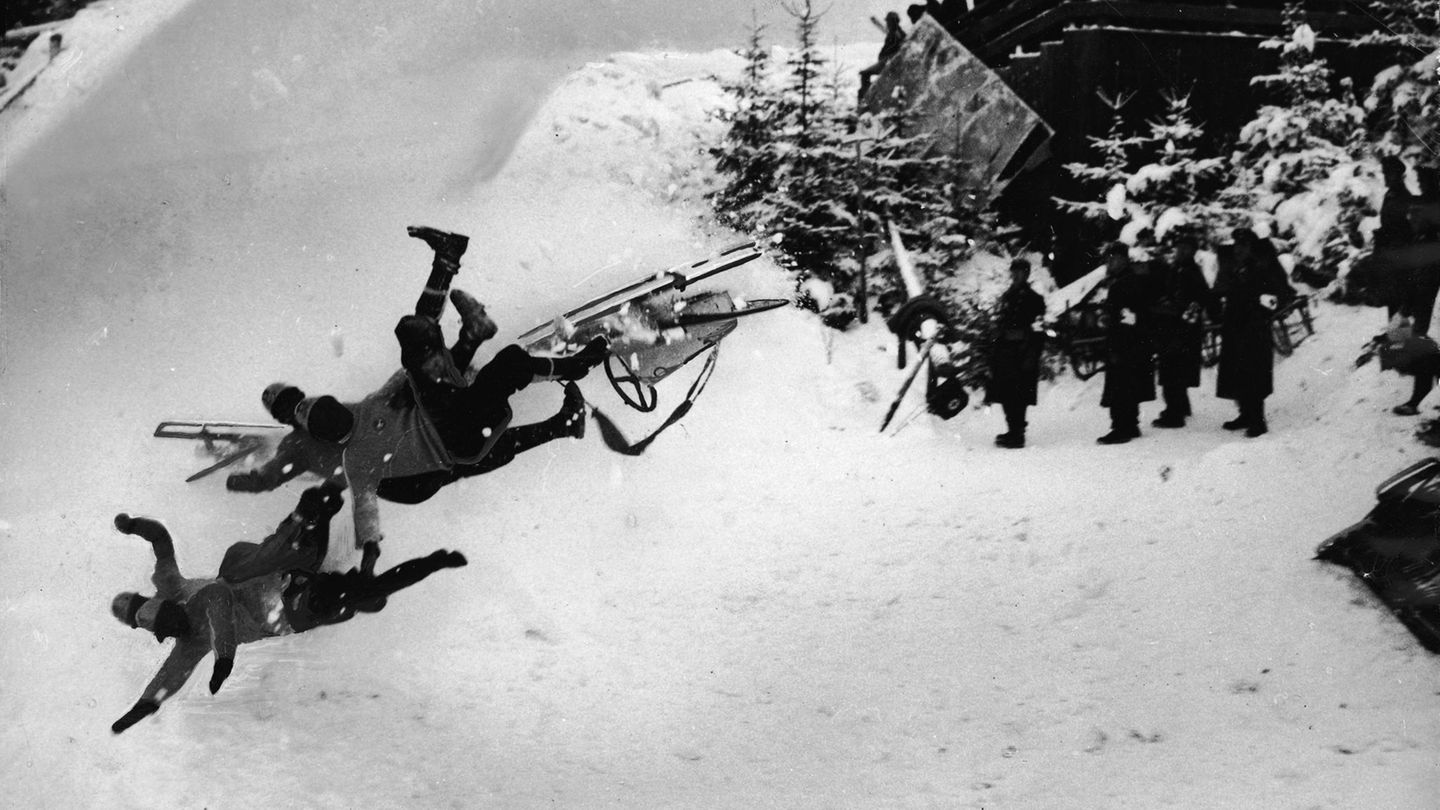 Olympische Winterspiele - historische Aufnahmen Der italienische Viererbob fliegt 1936 in Garmisch-Partenkirchen aus der Bahn