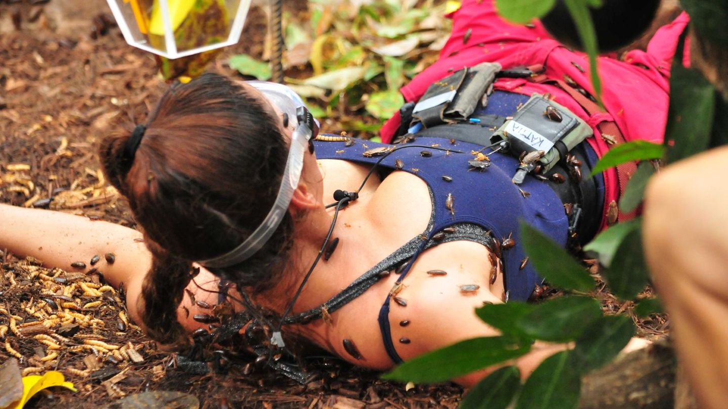 Kattia Vides zappelt und versucht so die Kakerlaken von ihren Beinen zu bekommen