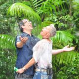 Daniel Hartwich und Sonja Zietlow stehen im Regen