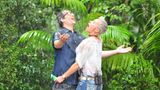 Daniel Hartwich und Sonja Zietlow stehen im Regen