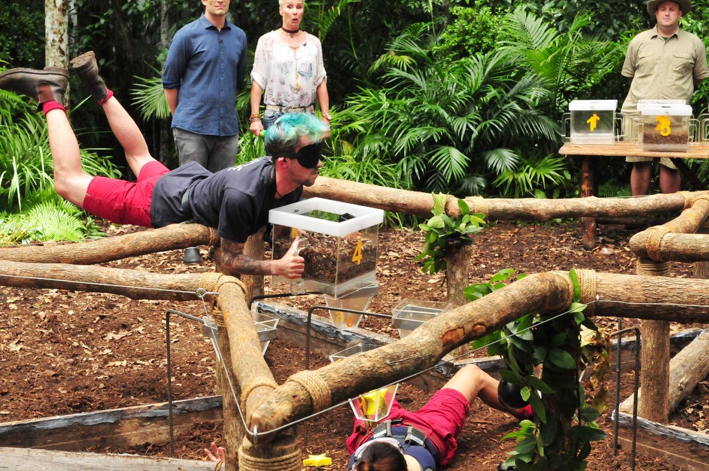 Mit der Kiste in der Hand hängt Daniele Negroni mit dem Bauch auf dem Zaun