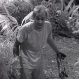 Daniele Negroni wird wach und bemerkt das Tina wieder alleine am Lagerfeuer sitzt