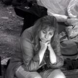 Tina York sitzt wieder alleine am Lagerfeuer.