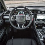 Das Cockpit des Civic ist auffallend