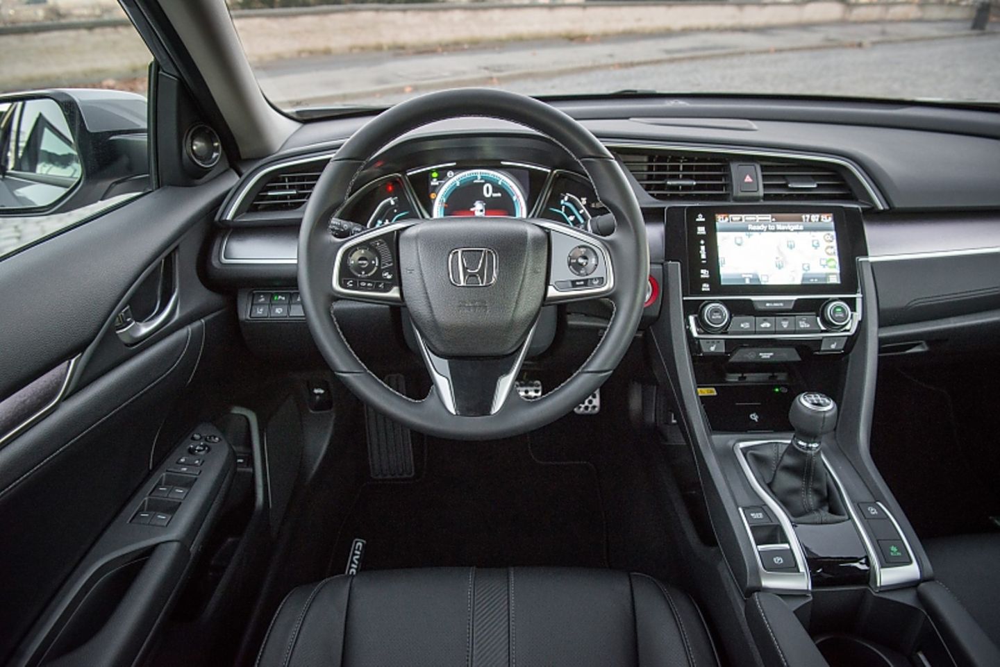 Das Cockpit des Civic ist auffallend