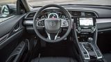 Das Cockpit des Civic ist auffallend
