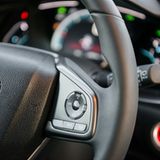 Am Lenkrad gibt es einige Bedienelemente