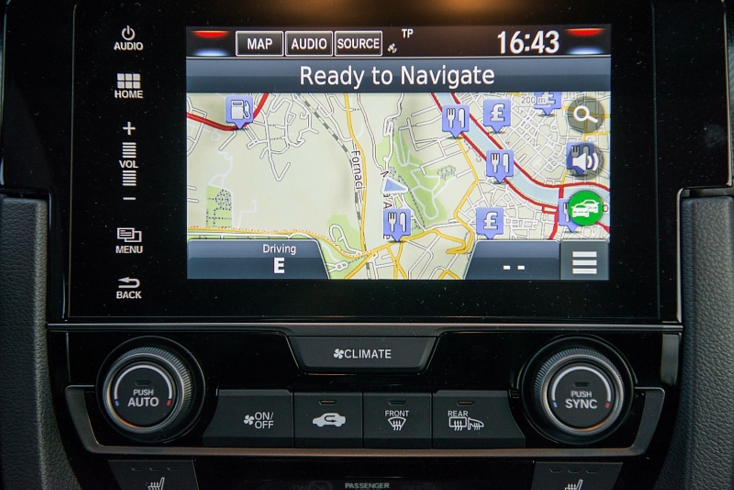 Die Grafik des Navigationssystems ist altbacken, aber sie erfüllt ihren Zweck