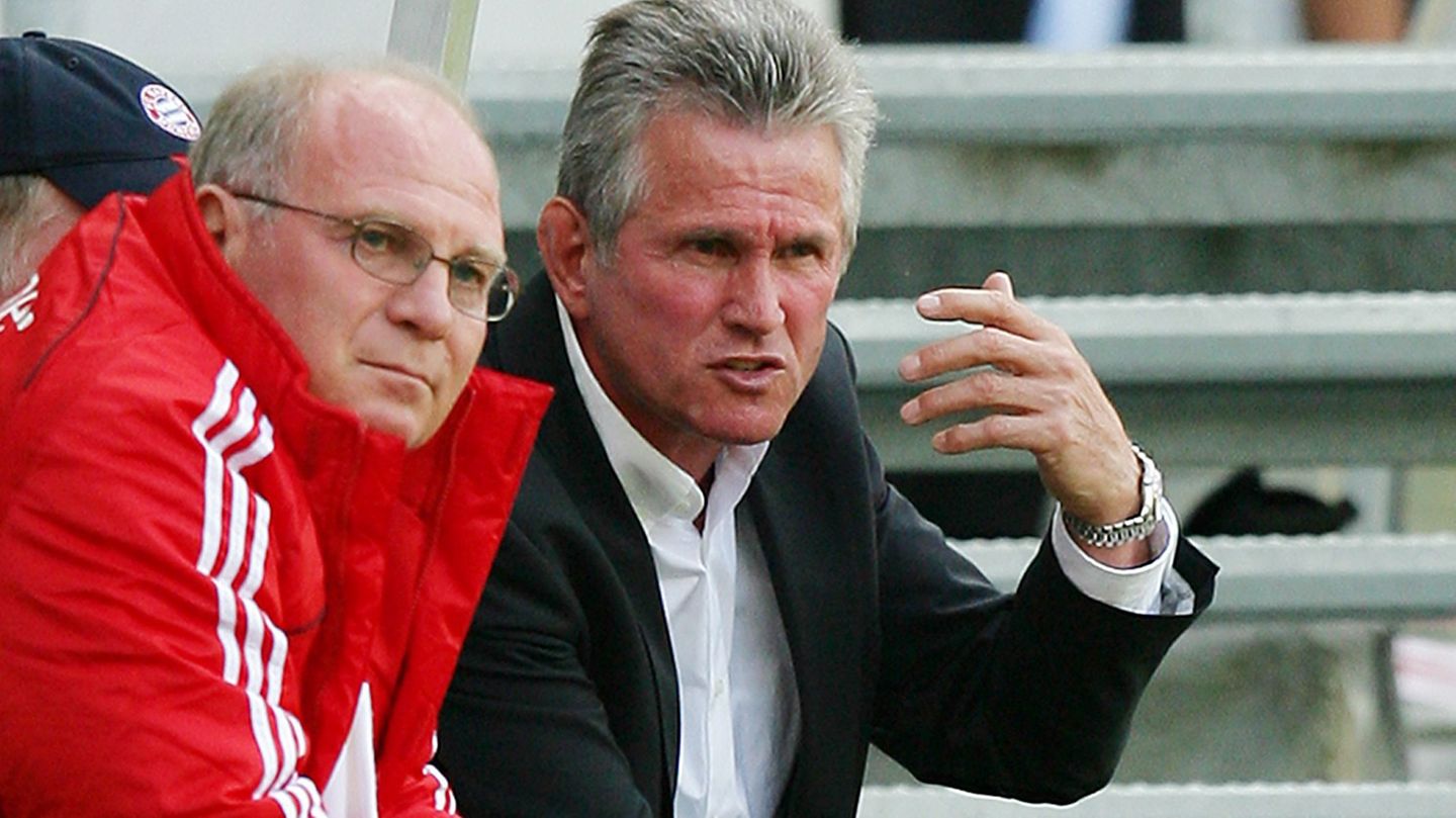 Uli Hoeneß und Jupp Heynckes nebeneinander auf der Bank des FC Bayern
