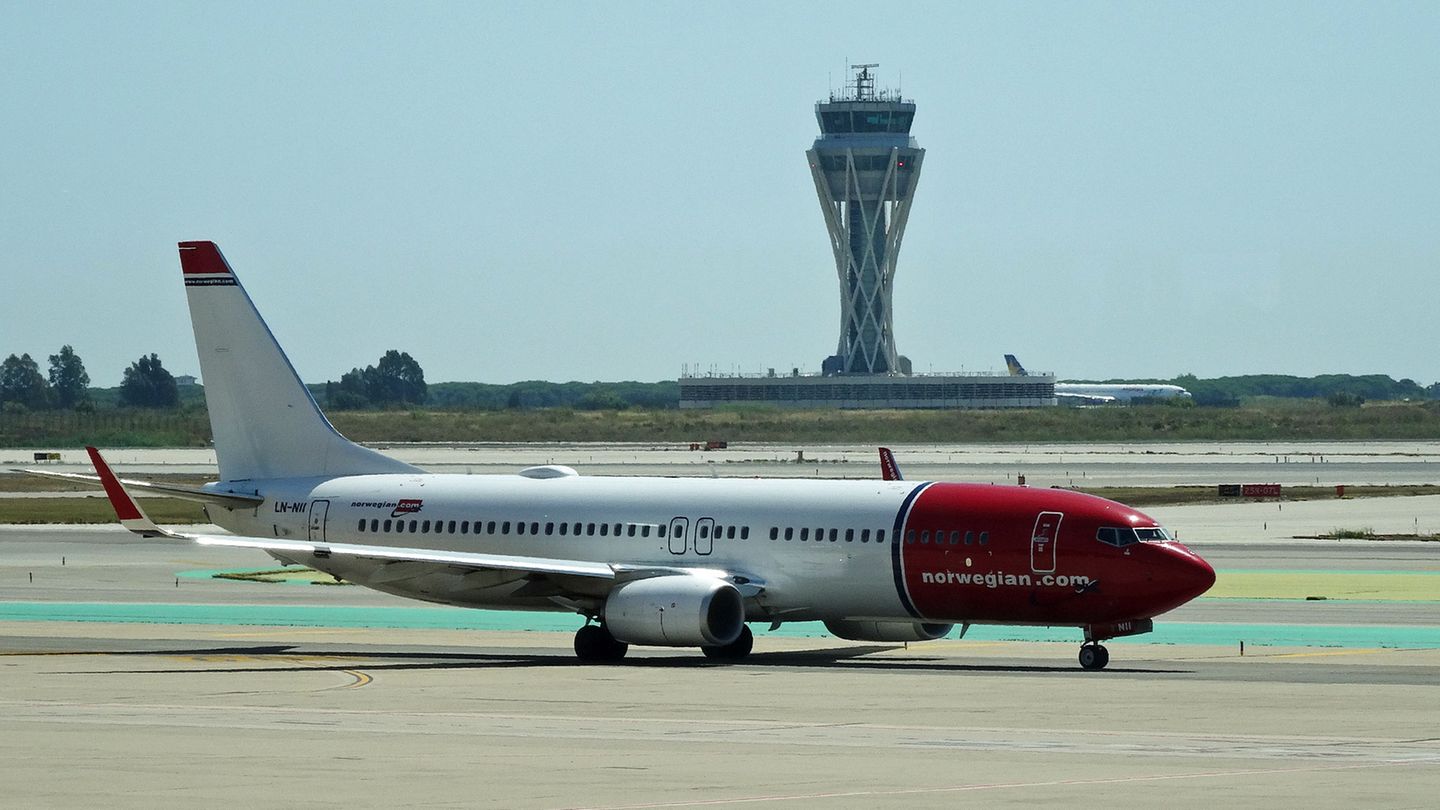 Eine Boeing 737-800 von Norwegian rollt zum Start