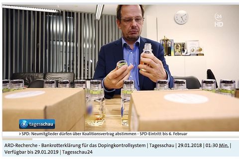 ARD-Reporter Hajo Seppelt öffnet nach Belieben Urinflaschen für Dopingproben bei Olympia in Pyoengchang