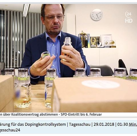 ARD-Reporter Hajo Seppelt öffnet nach Belieben Urinflaschen für Dopingproben bei Olympia in Pyoengchang