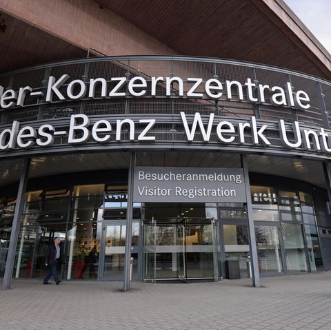 Der Eingang zur Daimler-Konzernzentrale und zum Mercedes-Benz-Werk in Stuttgart-Untertürkheim