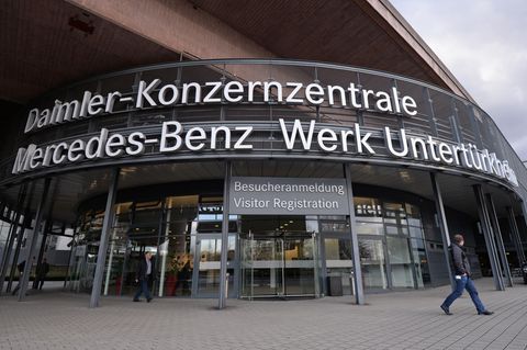 Der Eingang zur Daimler-Konzernzentrale und zum Mercedes-Benz-Werk in Stuttgart-Untertürkheim