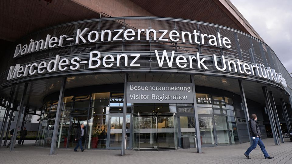 Der Eingang zur Daimler-Konzernzentrale und zum Mercedes-Benz-Werk in Stuttgart-Untertürkheim