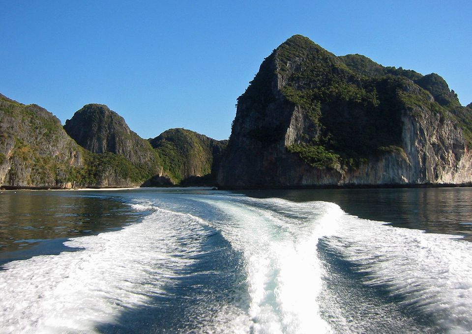 Maya Bay in Thailand: Blick zurück zur Maya Bay mit dem hellen Sandstreifen, wo im Jahre 2000 der Film "The Beach" gedreht wurde. Blick zurück zur Maya Bay mit dem hellen Sandstreifen, wo im Jahre 2000 der Film "The Beach" gedreht wurde.