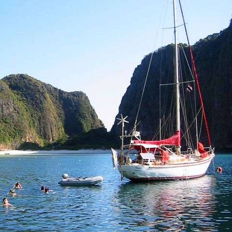 Beliebtes Ziel von Tagesausflügelern von der Nachbarinsel Ko Phi Phi: Thailand wohl berühmtester Strand in der Maya Bay.