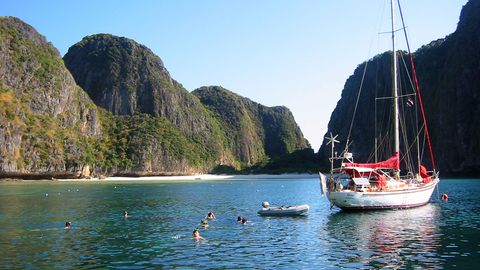 Beliebtes Ziel von Tagesausflügelern von der Nachbarinsel Ko Phi Phi: Thailand wohl berühmtester Strand in der Maya Bay.