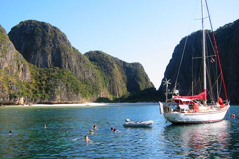 Beliebtes Ziel von Tagesausflügelern von der Nachbarinsel Ko Phi Phi: Thailand wohl berühmtester Strand in der Maya Bay.